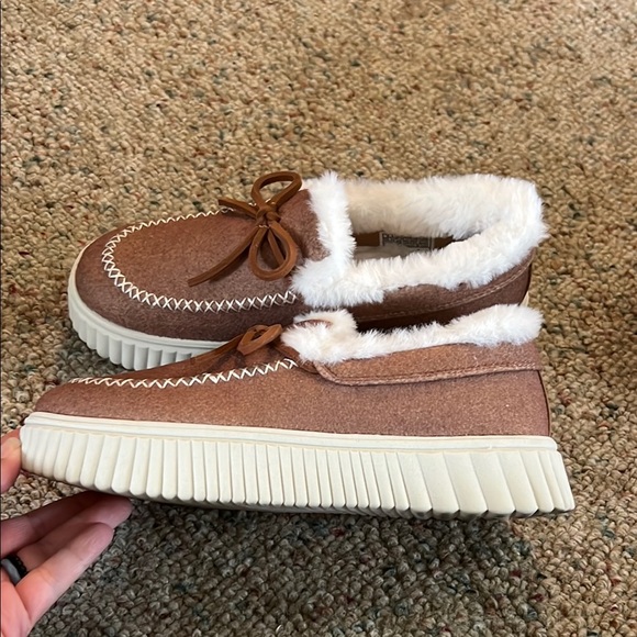 Skechers Brown and White Moccasin Slippers Plush Comfort - Picture 5 of 8